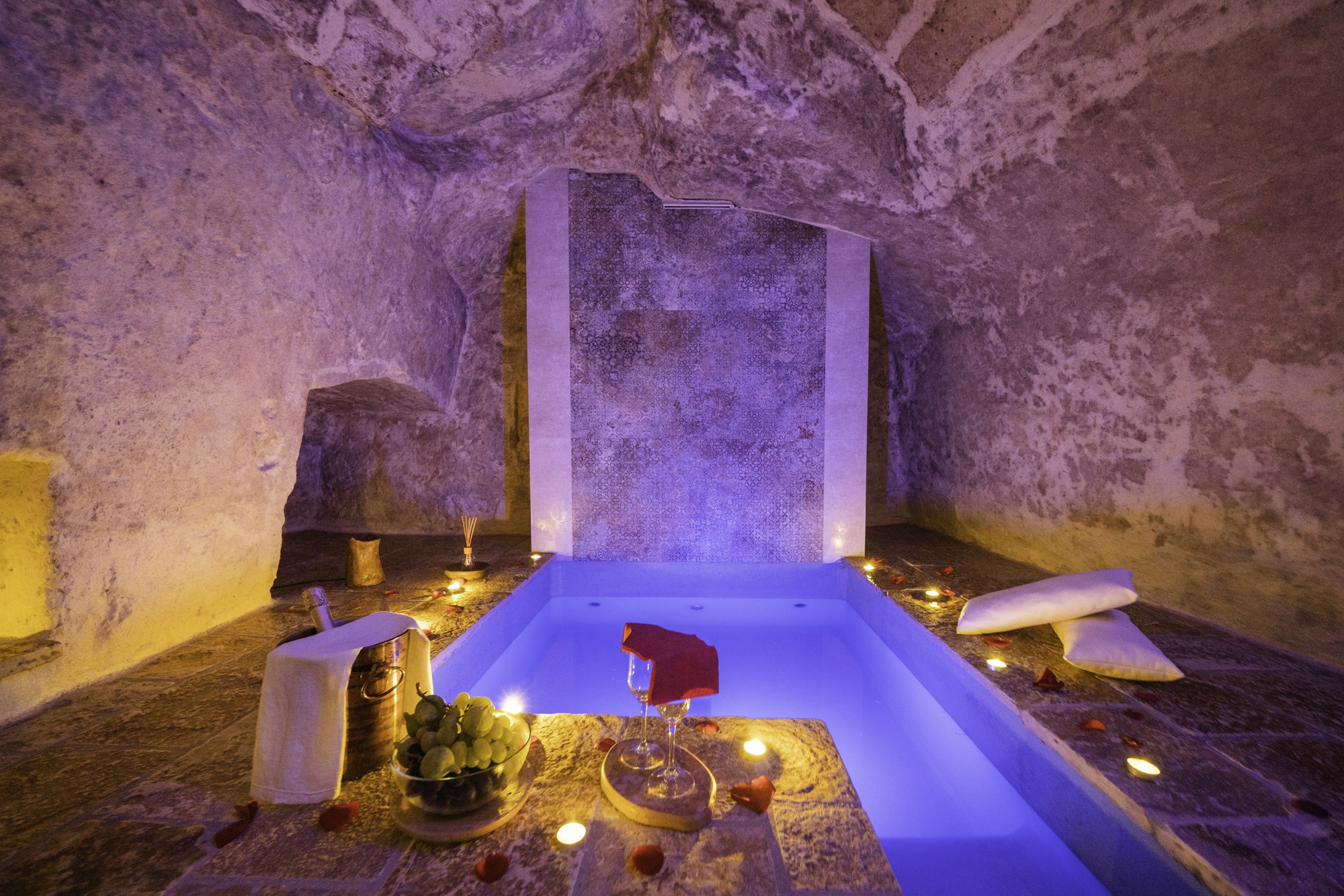Spa in grotta con vasca idromassaggio scolpita nel tufo — La Suite del Marchese