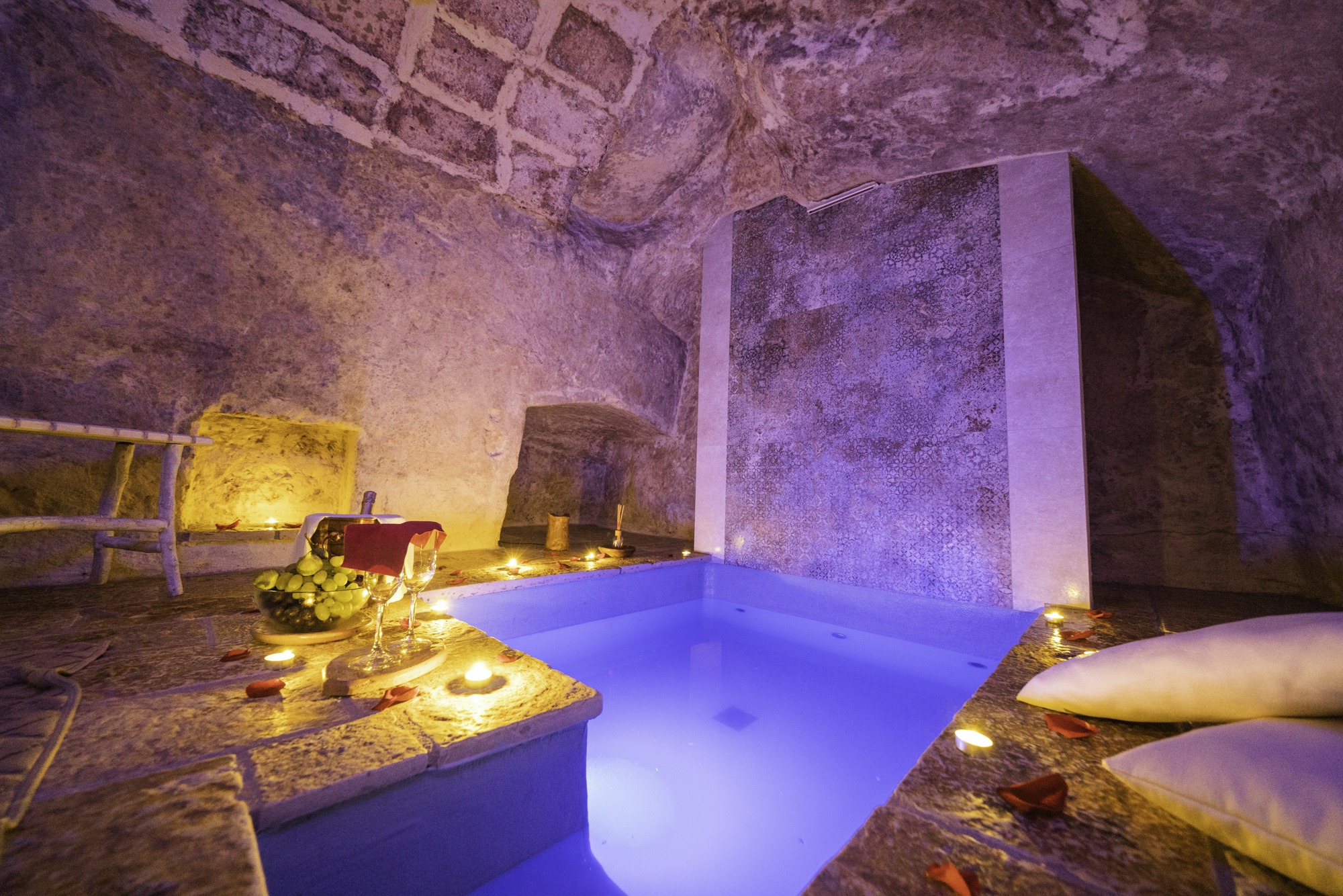 Spa in grotta con vasca idromassaggio scolpita nel tufo — La Suite del Marchese