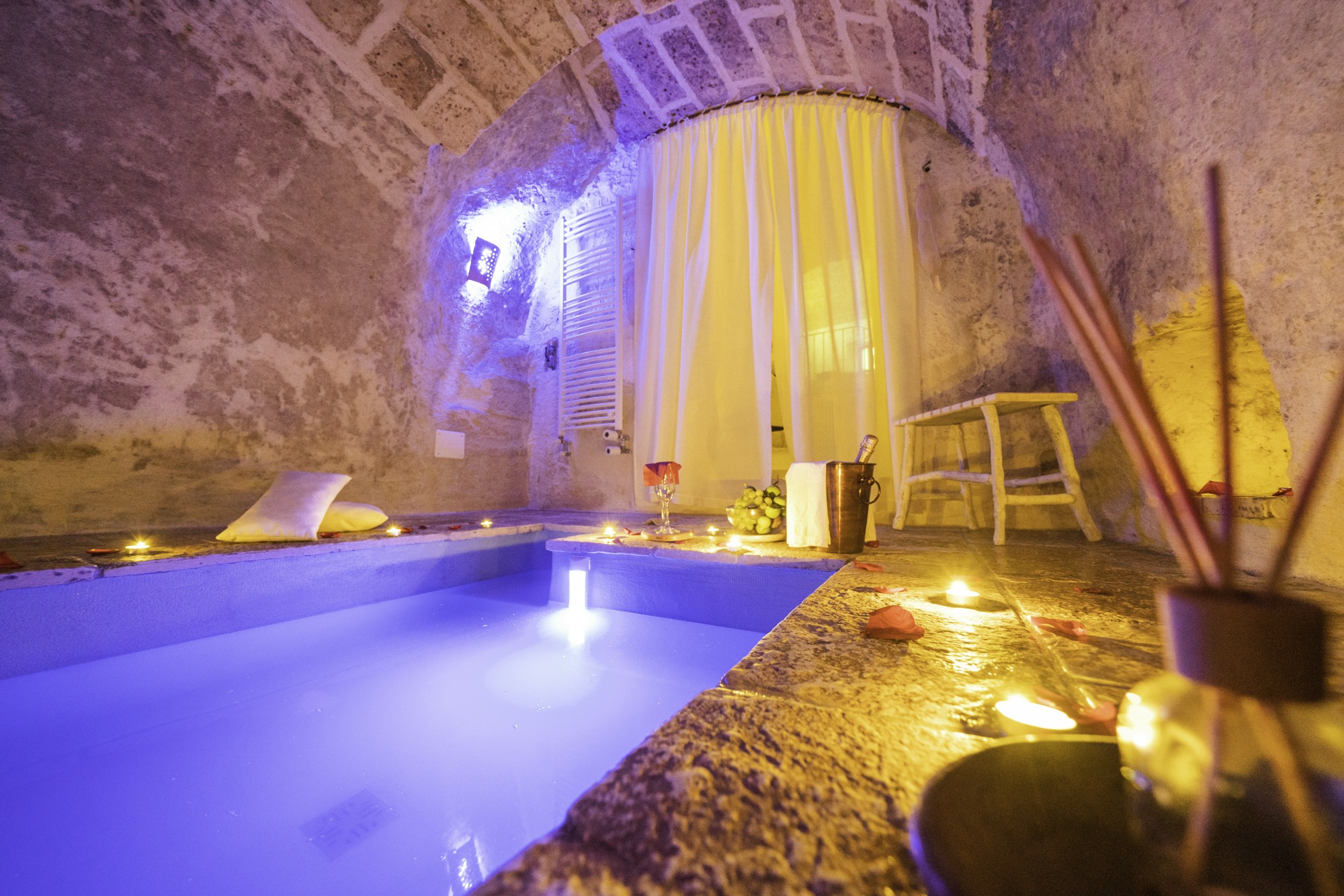 Spa in grotta con vasca idromassaggio scolpita nel tufo — La Suite del Marchese