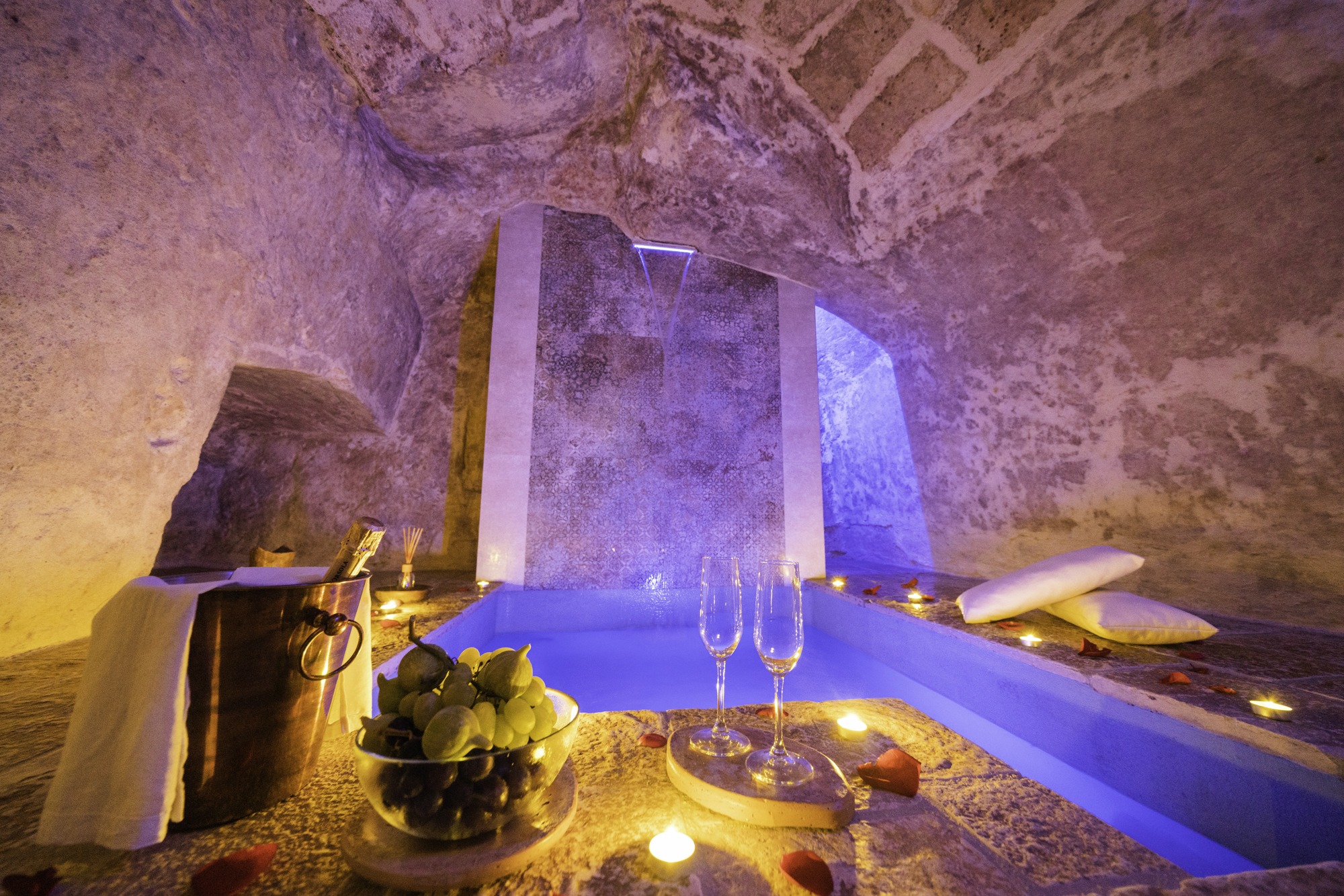 Spa in grotta con vasca idromassaggio scolpita nel tufo — La Suite del Marchese
