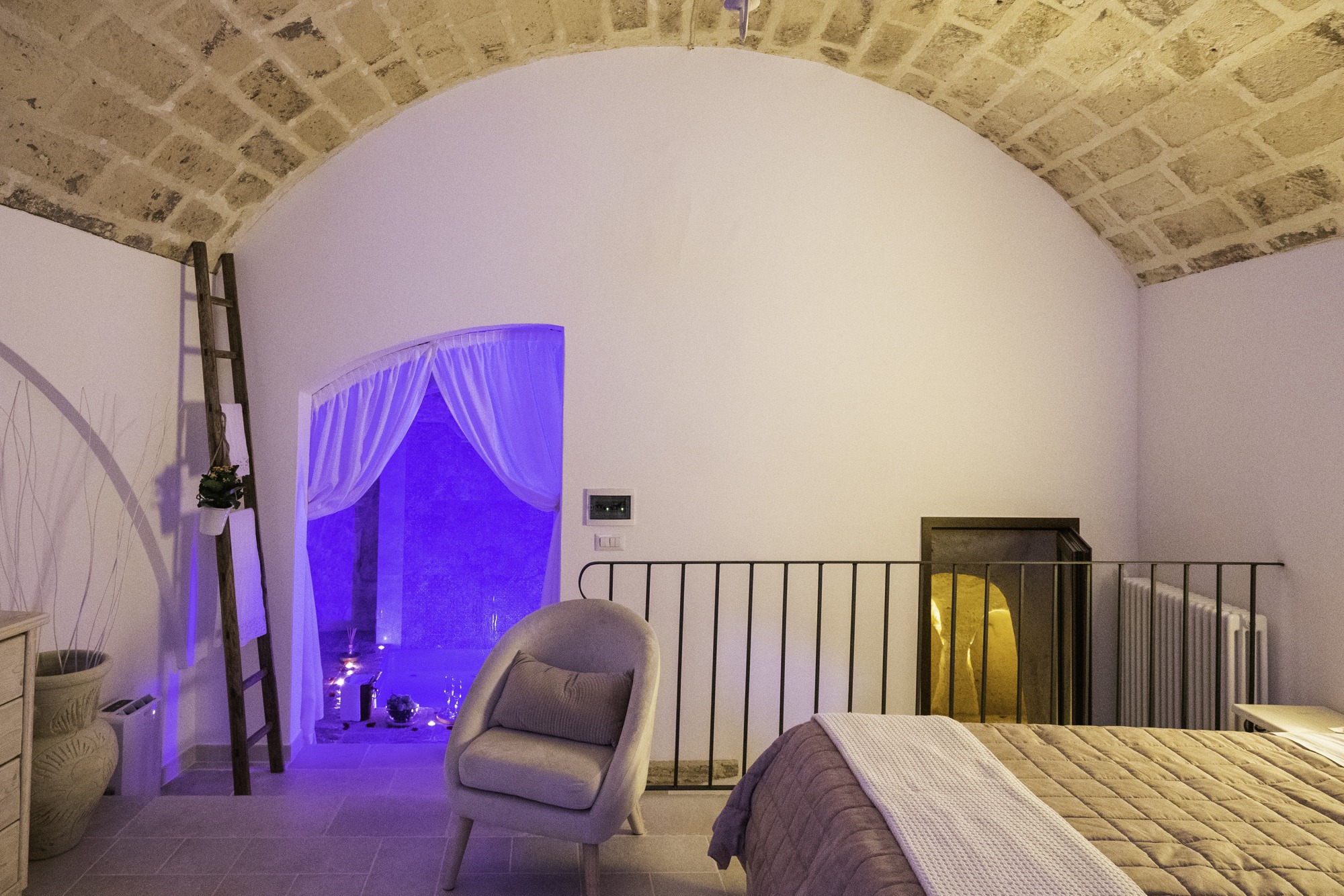Camera della suite con soffitto a volta in pietra — La Suite del Marchese
