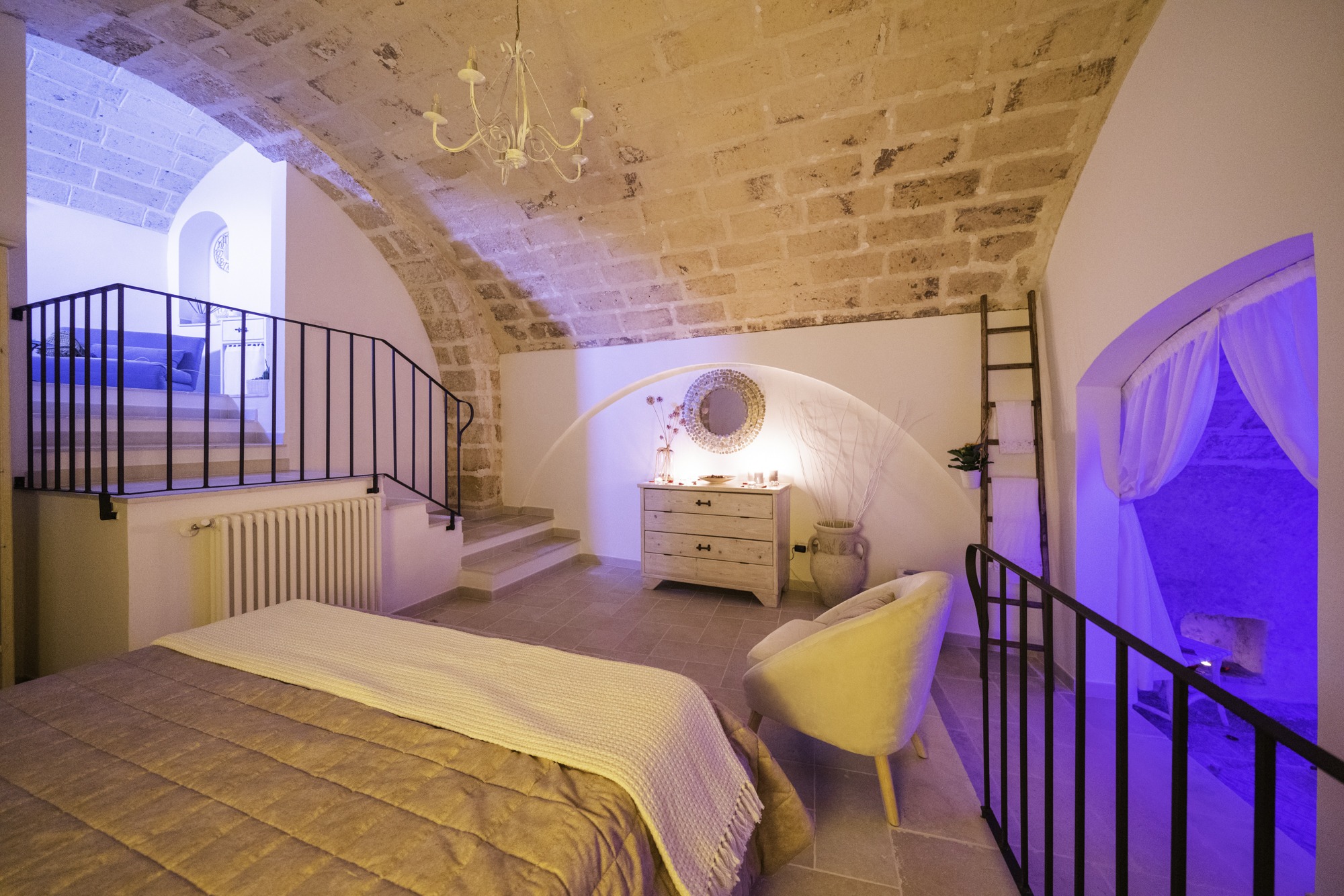 Camera della suite con soffitto a volta in pietra — La Suite del Marchese