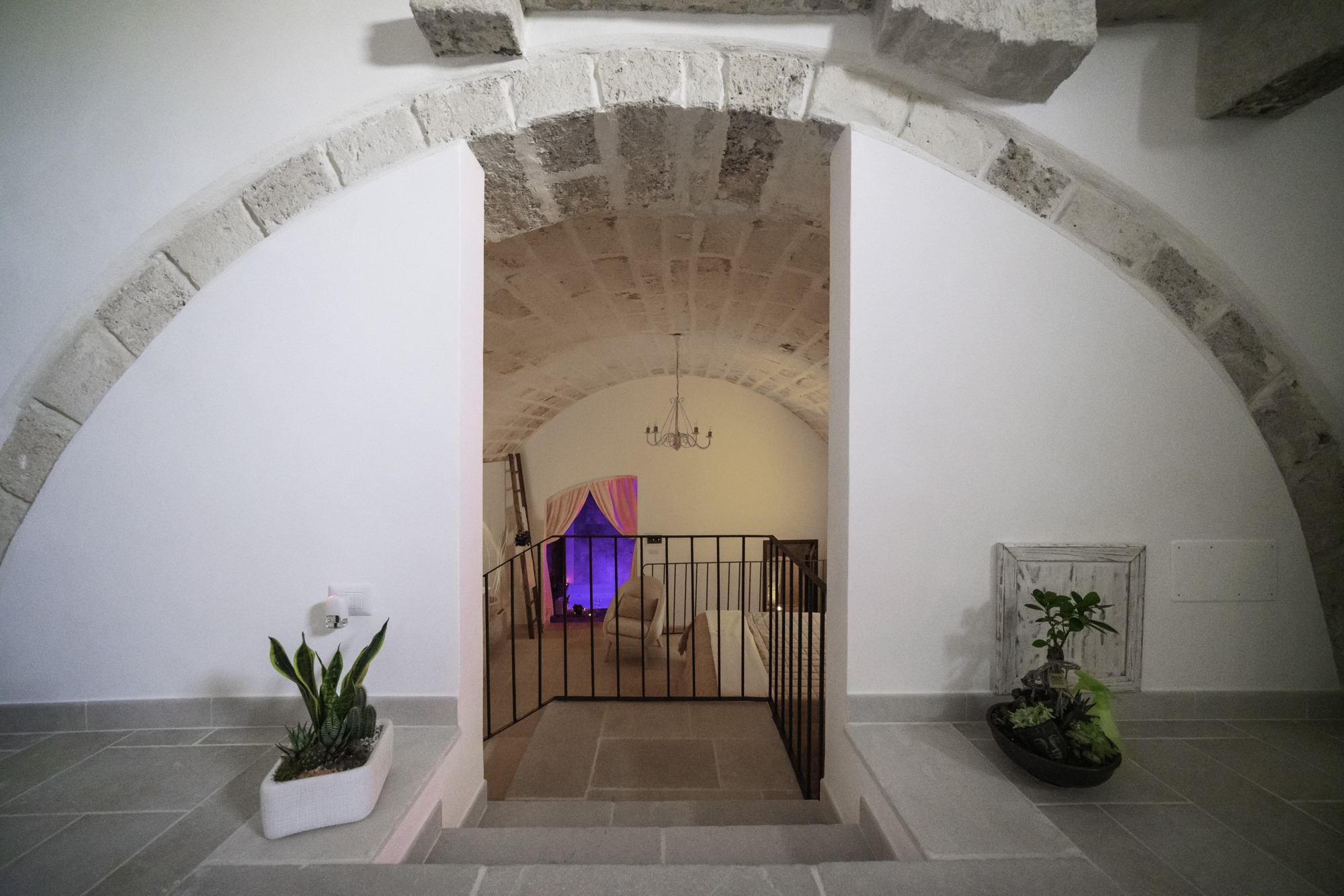 Salotto con archi in pietra — La Suite del Marchese
