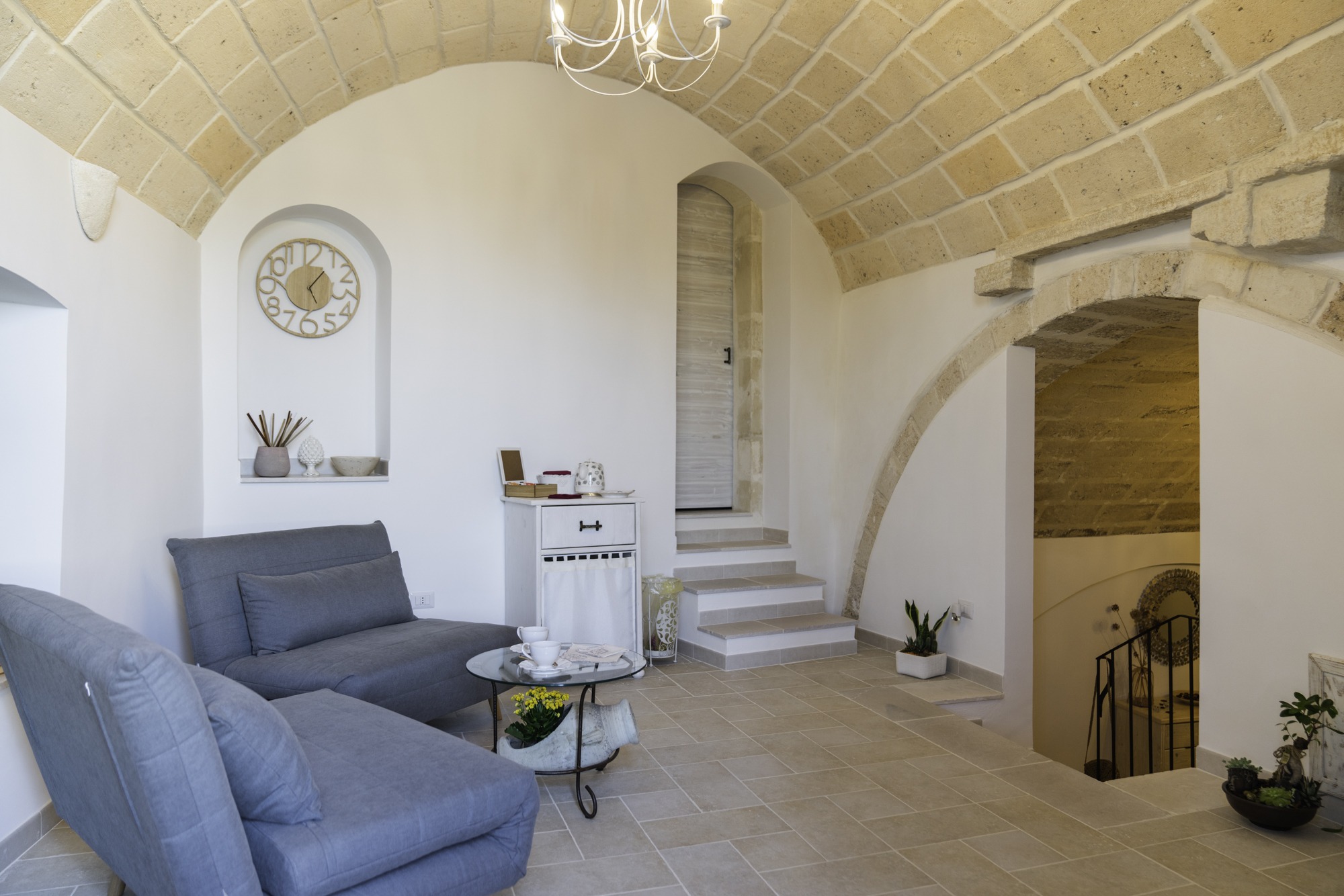 Salotto con archi in pietra — La Suite del Marchese