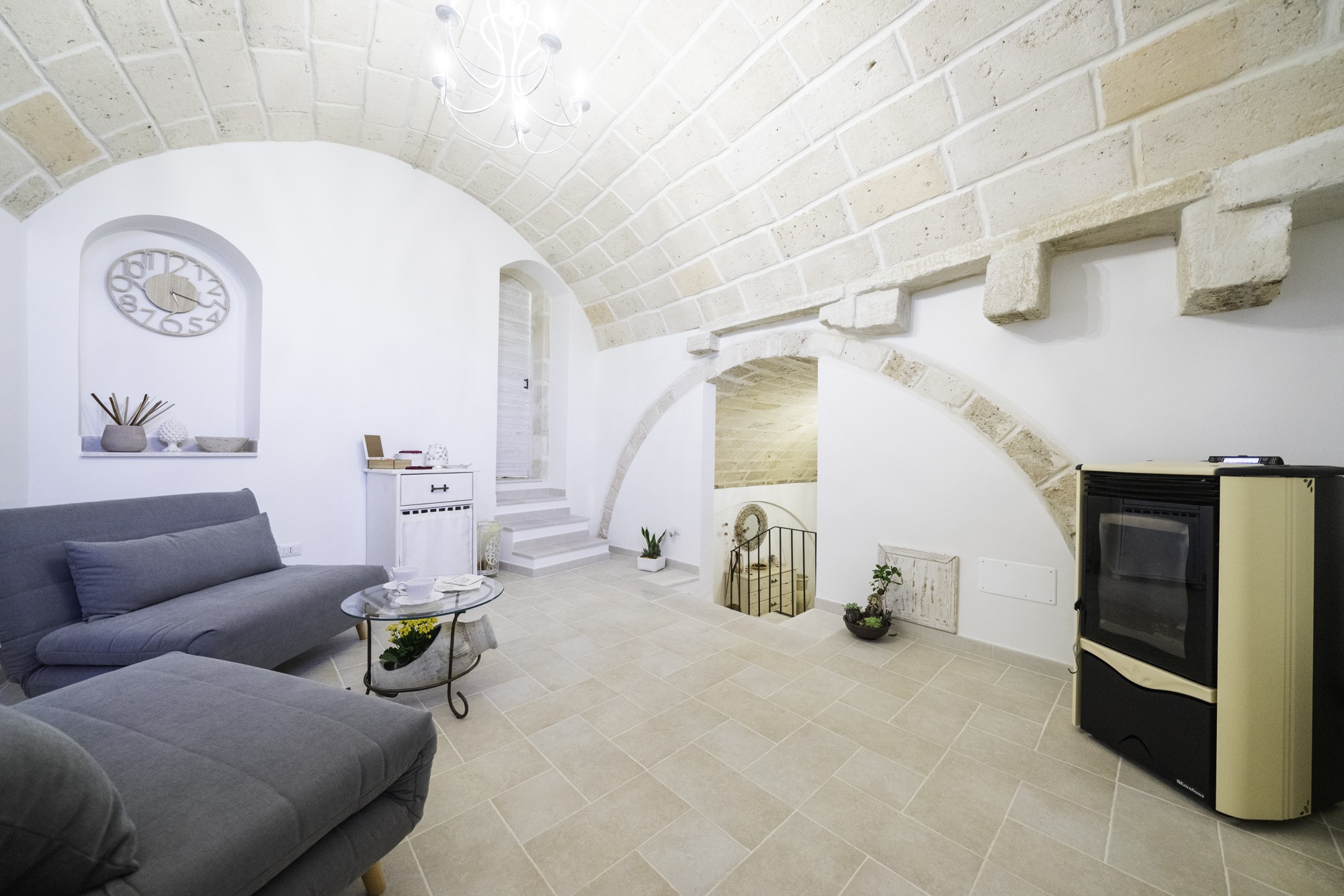 Salotto con archi in pietra — La Suite del Marchese