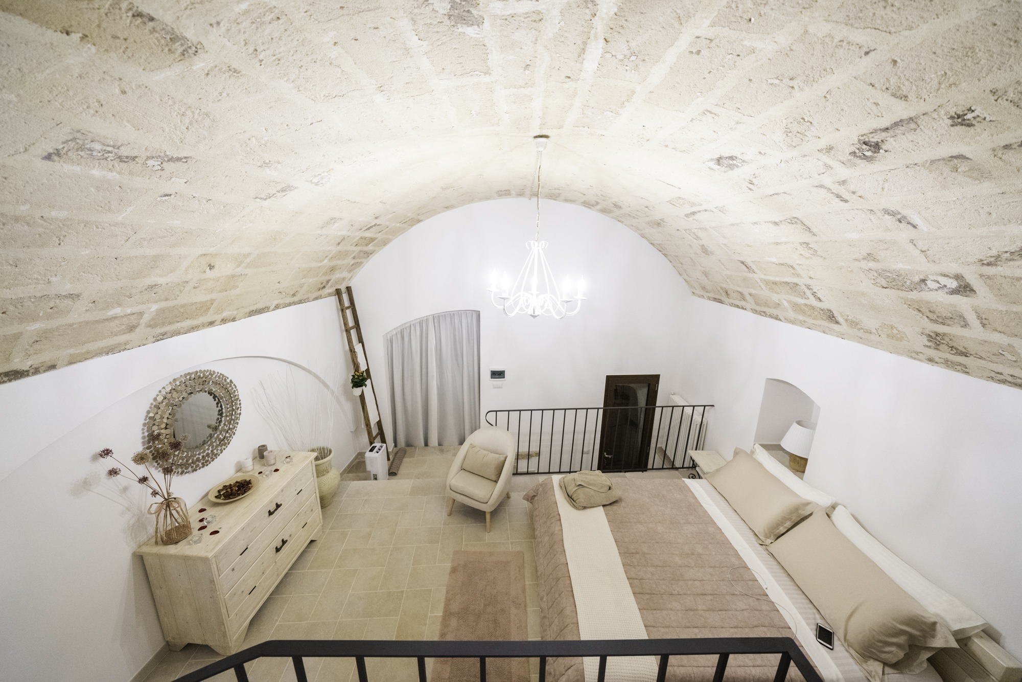 Camera della suite con soffitto a volta in pietra — La Suite del Marchese