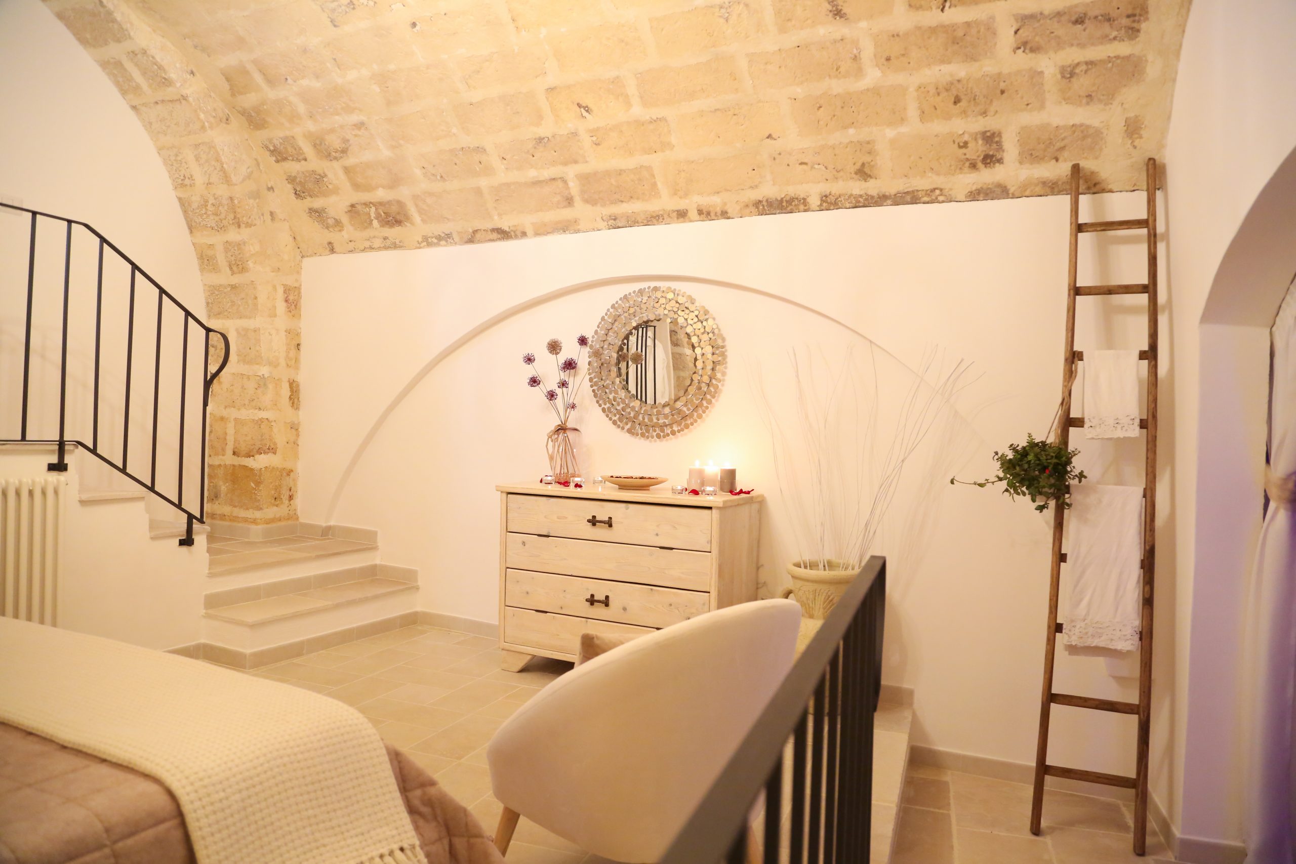 Camera della suite con soffitto a volta in pietra — La Suite del Marchese