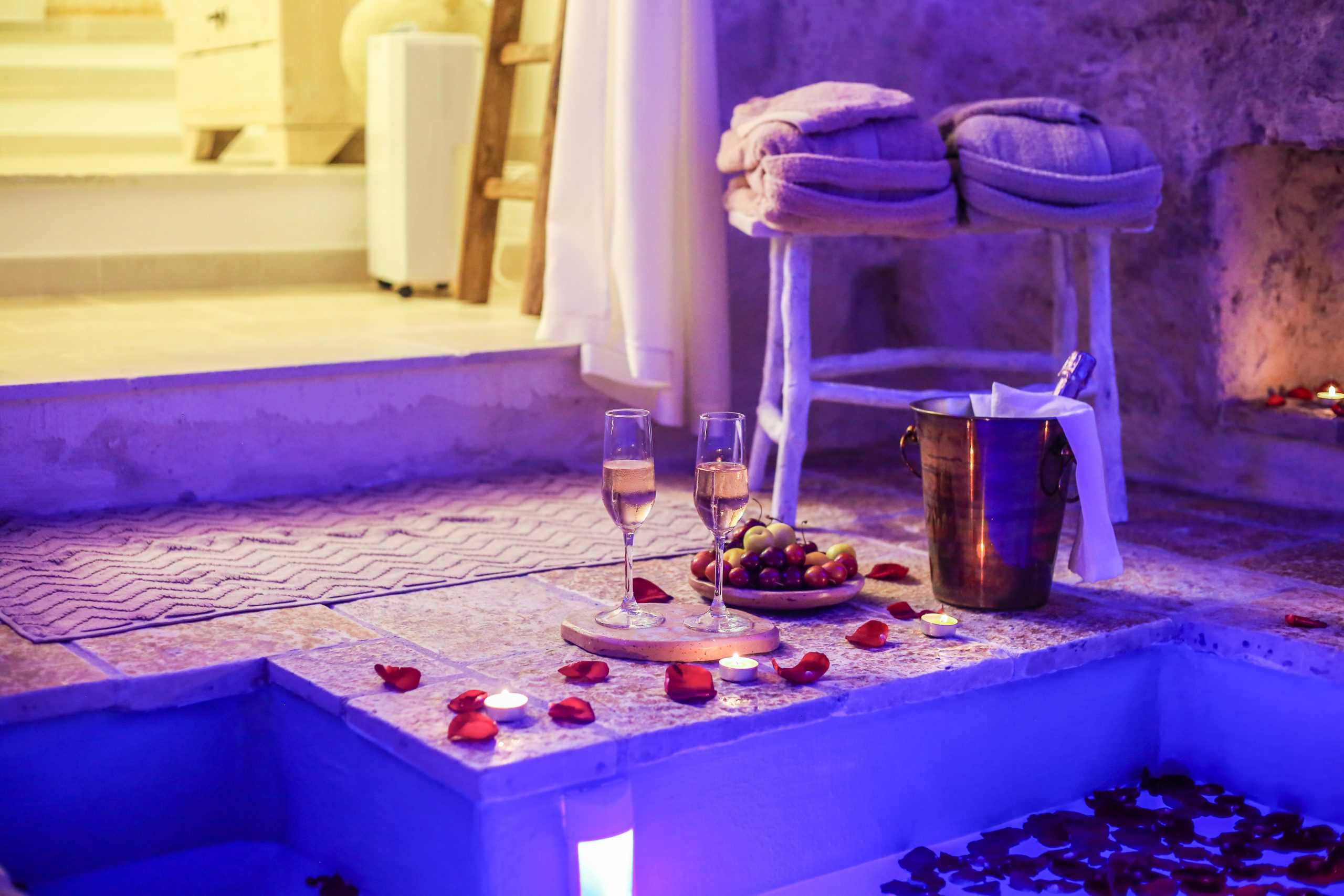 Spa in grotta con vasca idromassaggio scolpita nel tufo — La Suite del Marchese