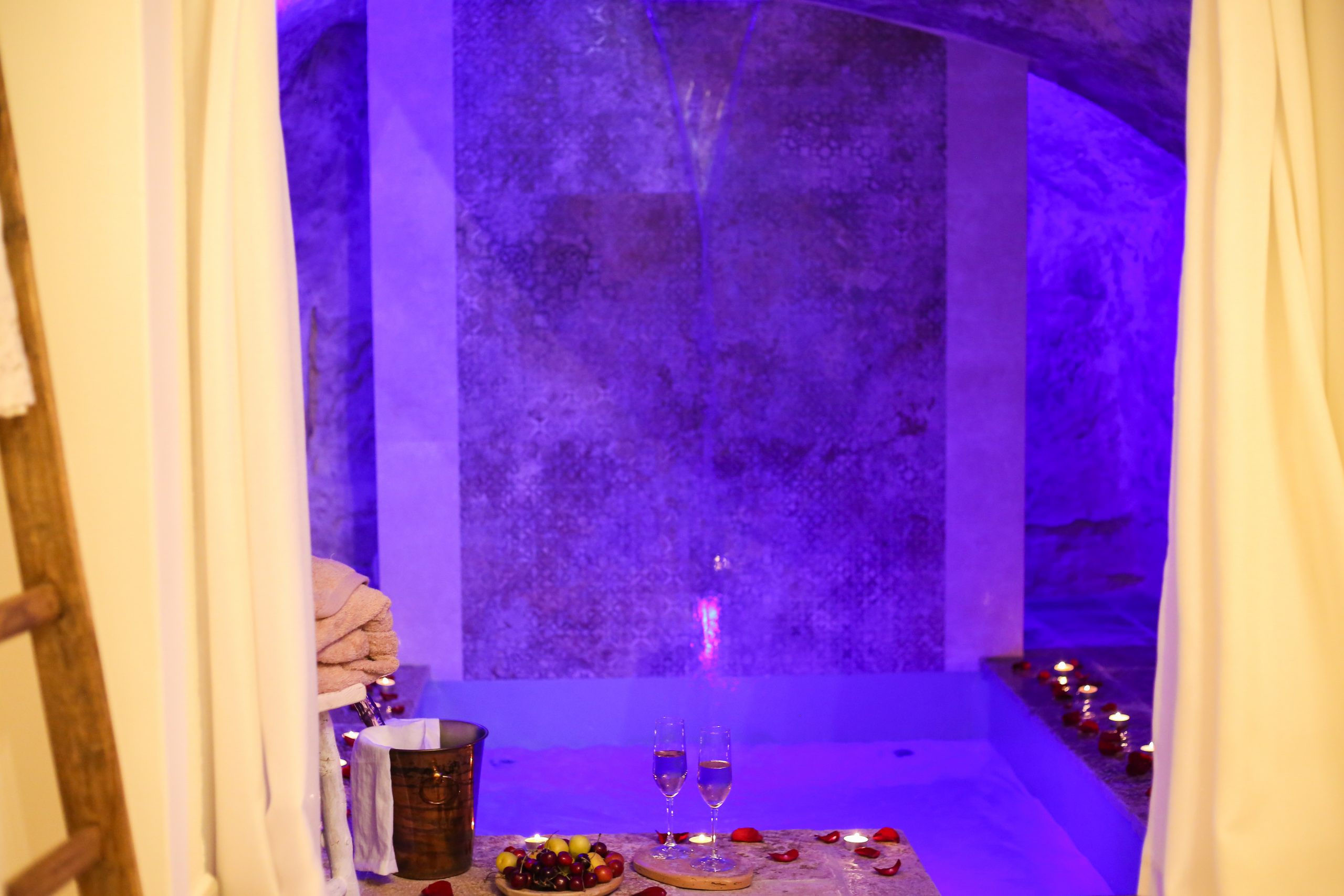 Spa in grotta con vasca idromassaggio scolpita nel tufo — La Suite del Marchese