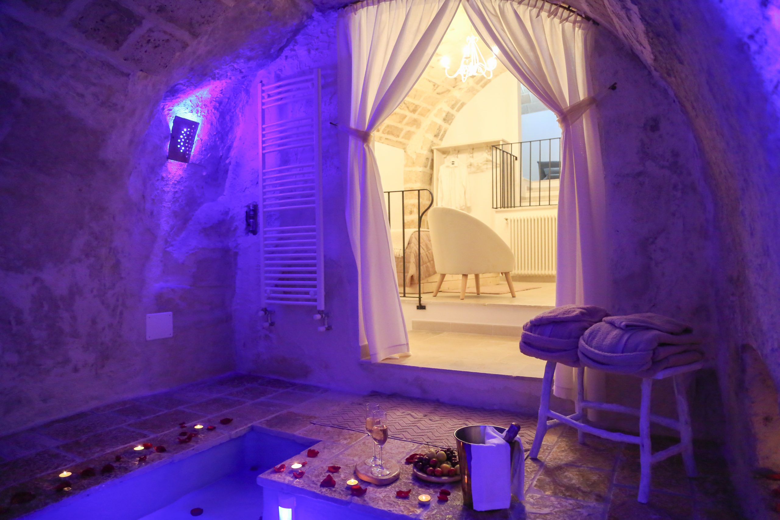 Spa in grotta con vasca idromassaggio scolpita nel tufo — La Suite del Marchese