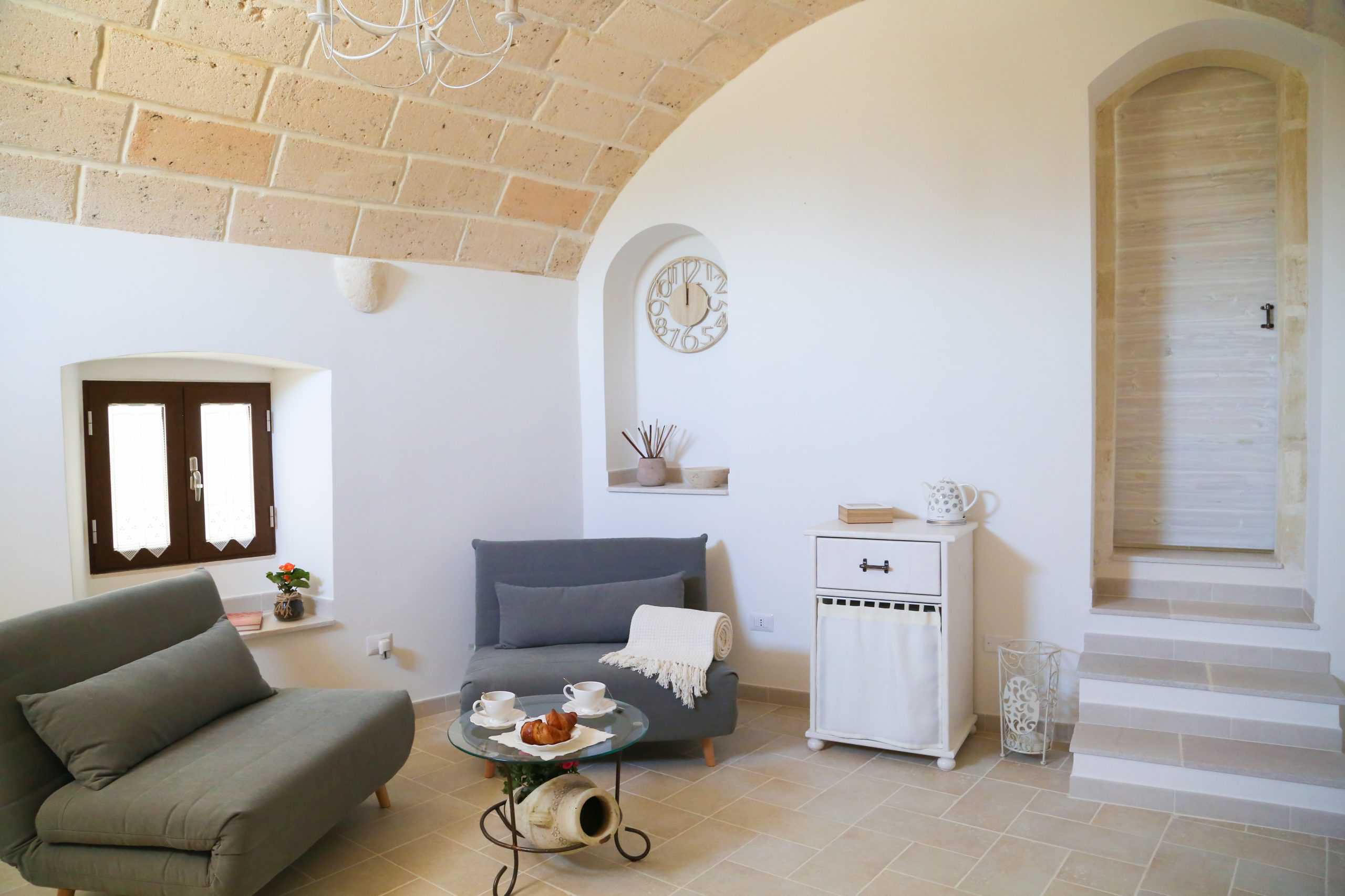 Salotto con archi in pietra — La Suite del Marchese