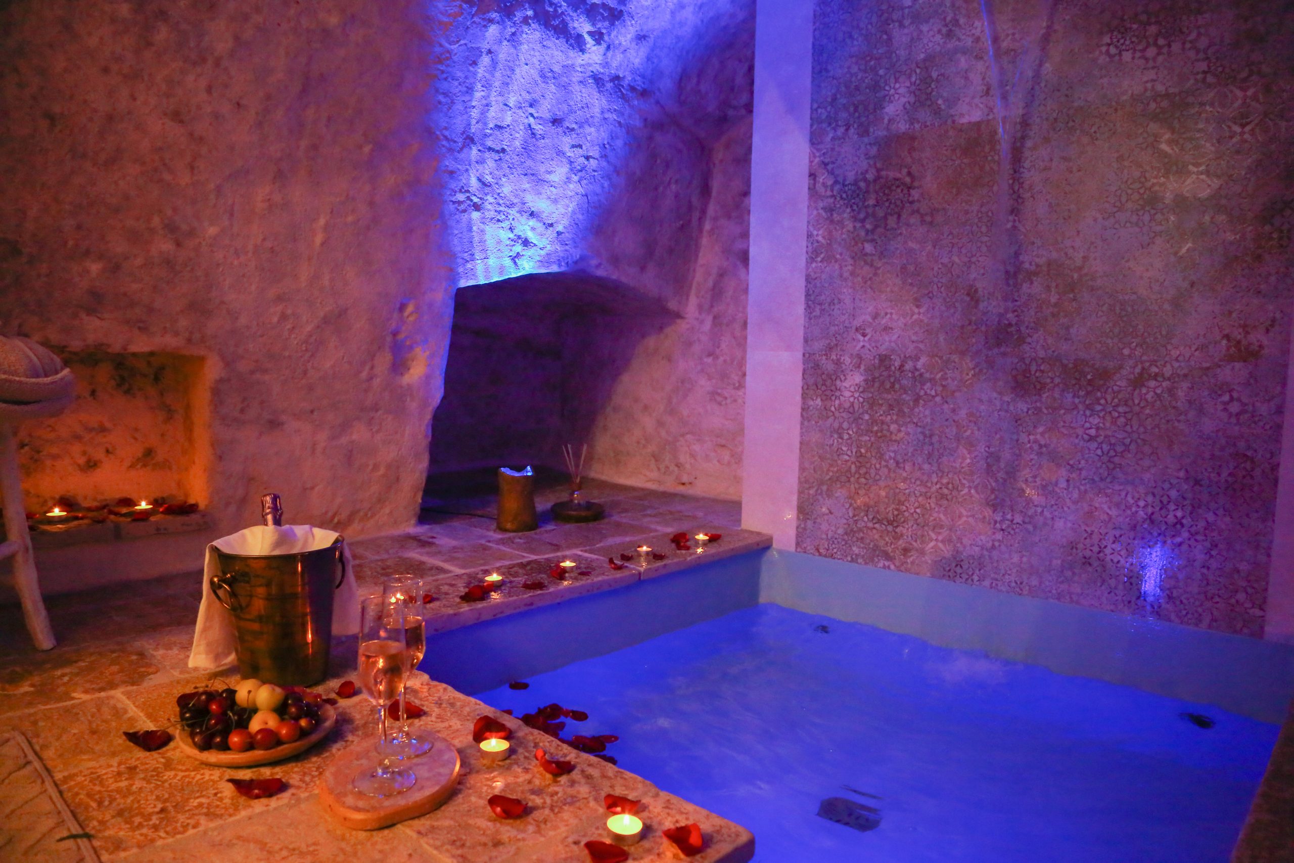 Spa in grotta con vasca idromassaggio scolpita nel tufo — La Suite del Marchese