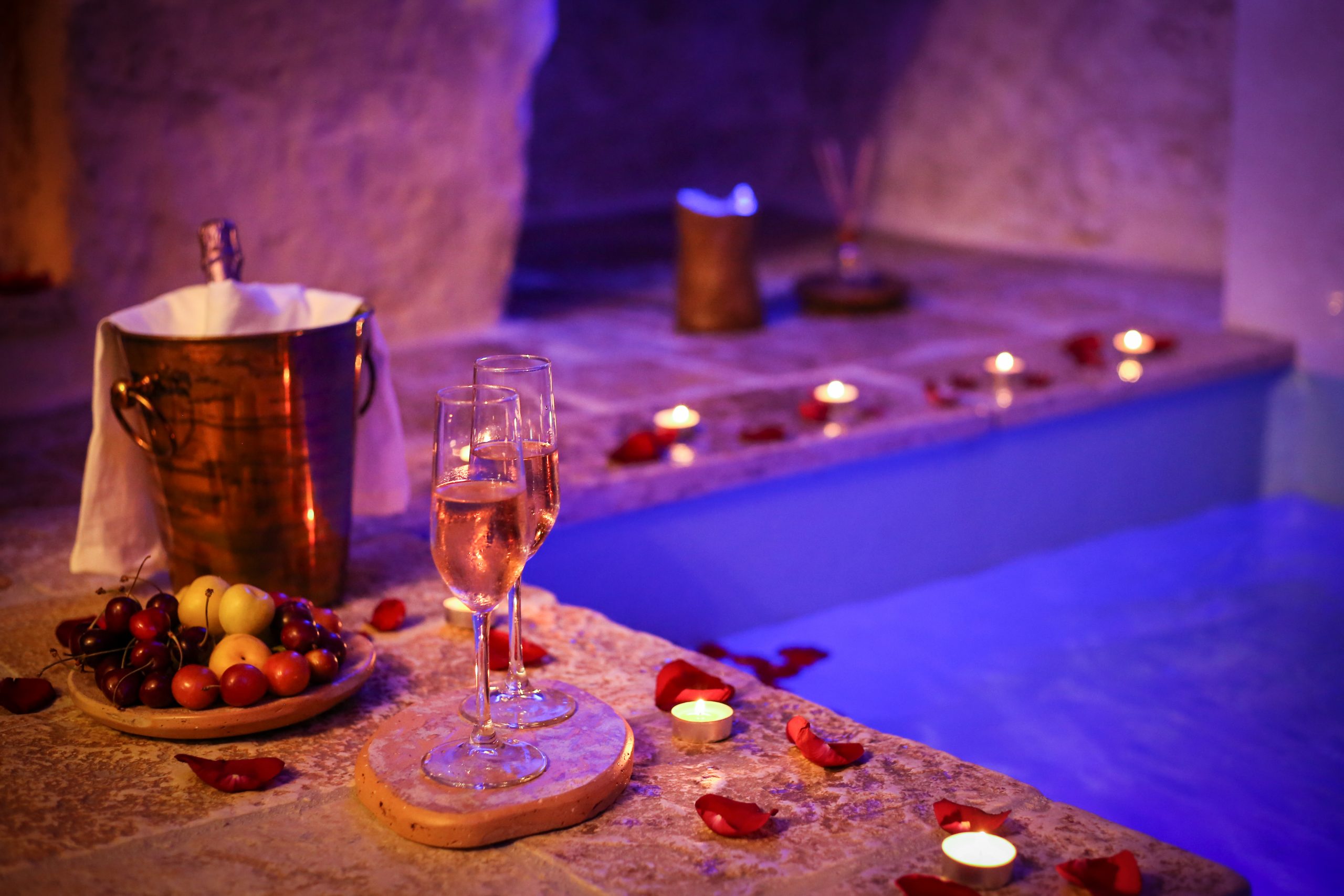 Spa in grotta con vasca idromassaggio scolpita nel tufo — La Suite del Marchese